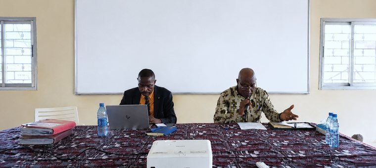 Formation des enseignants par les inspecteurs : les inspecteurs à la tribune, dans la salle de réunion de l'ISCA.