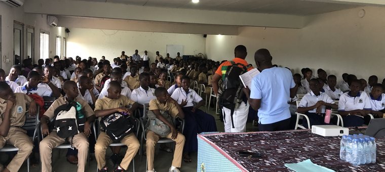 Conférence des élèves : les élèves réunis en salle Sacré-Cœur, face à l'intervenant.