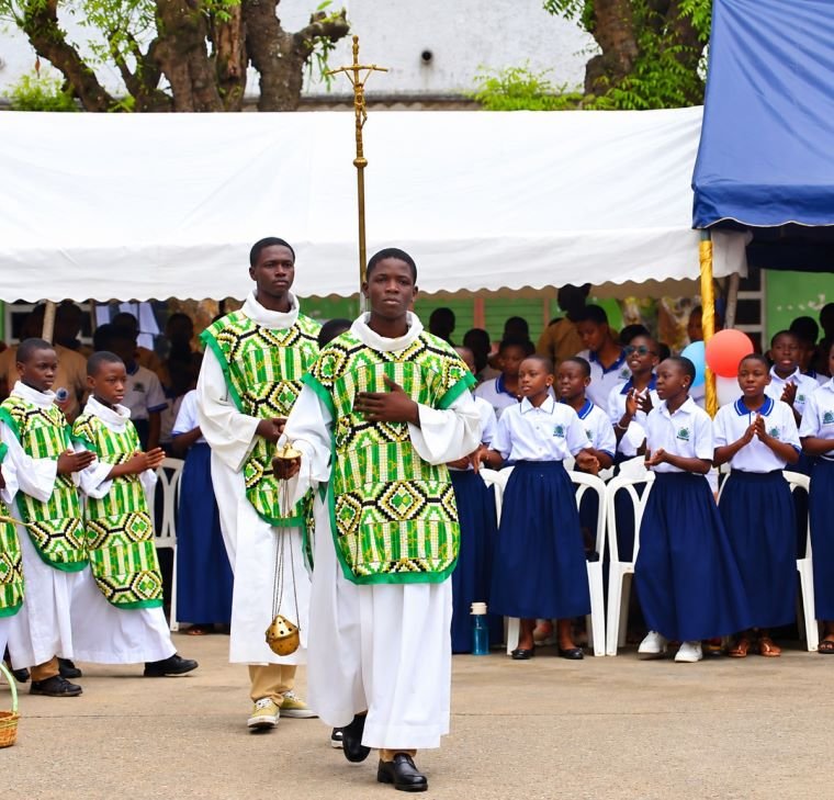 Messe de rentrée : les servants d'autel ouvrent la procession d'entrée, croix en tête.