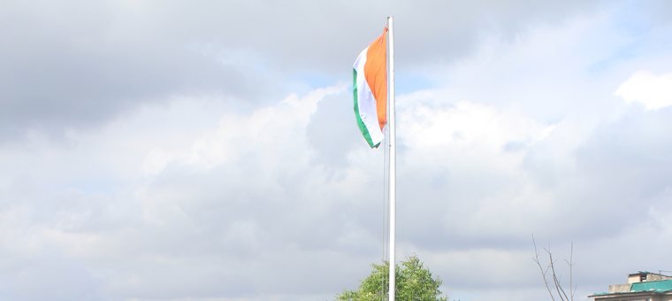 Salut aux couleurs du 28 septembre 2026 : le drapeau ivoirien hissé au mât, dans la cour de l'ISCA.