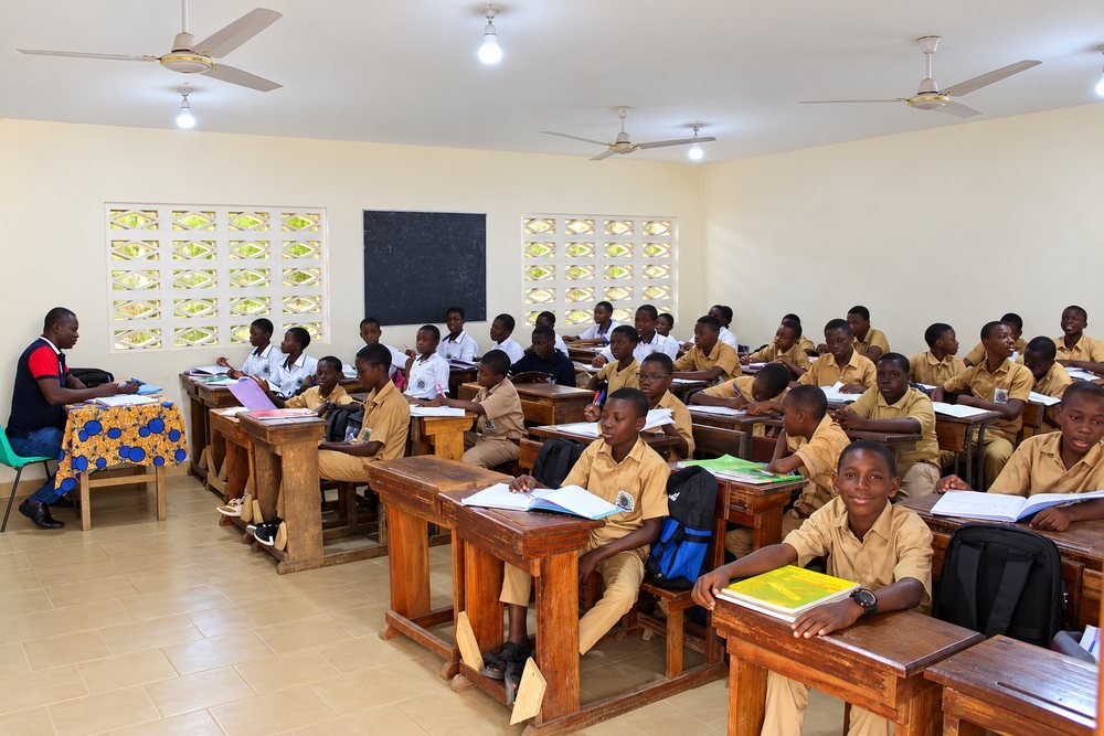 Une salle de classe de l'ISCA, élèves installés à leurs tables.